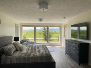 Games Room, Walk-in Sauna, 7 BM, 15 mins to Waterton